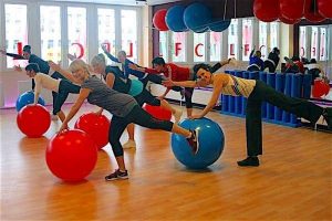 Rückentraining:LFC Rücken-Kurs Zu den Hauptursachen für die Entstehung von Rückenschmerzen gehören Bewegungsmangel und eine falsche Körperhaltung. Ohne gezielte Bewegung wird die Lendenwirbelsäule oder der Schulter-Nacken-Bereich überbelastet. Andere Muskeln hingegen werden kaum noch beansprucht und verkümmern. Das natürliche ausgewogene Zusammenspiel der für die Fortbewegung wichtigen Muskelgruppen wird aus den Gleichgewicht gebracht. Es entstehen Verspannungen, Blockaden und Schmerzen.