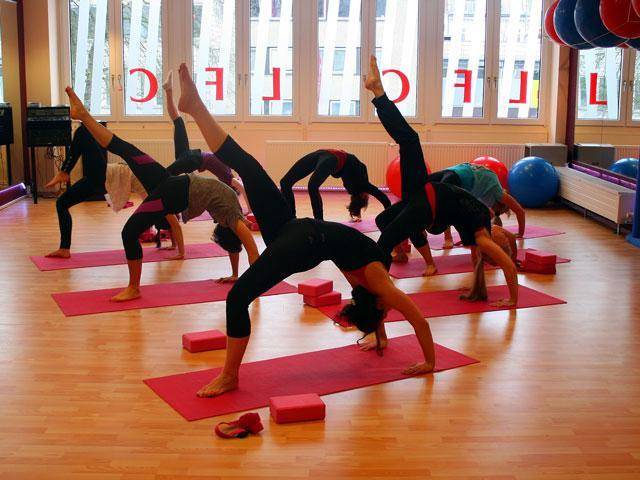 Lady Fitness Center Power Yoga Körper, Geist und Seele sollen in diesem Kurs in Einklang gebracht werden. Power Yoga ist ein sportliches sehr körperbetontes Yoga. Es besteht aus verschiedenen kraftvollen Körperübungen (Asanas), die man mit der Atmung synchronisiert und die man nacheinander ausführt.